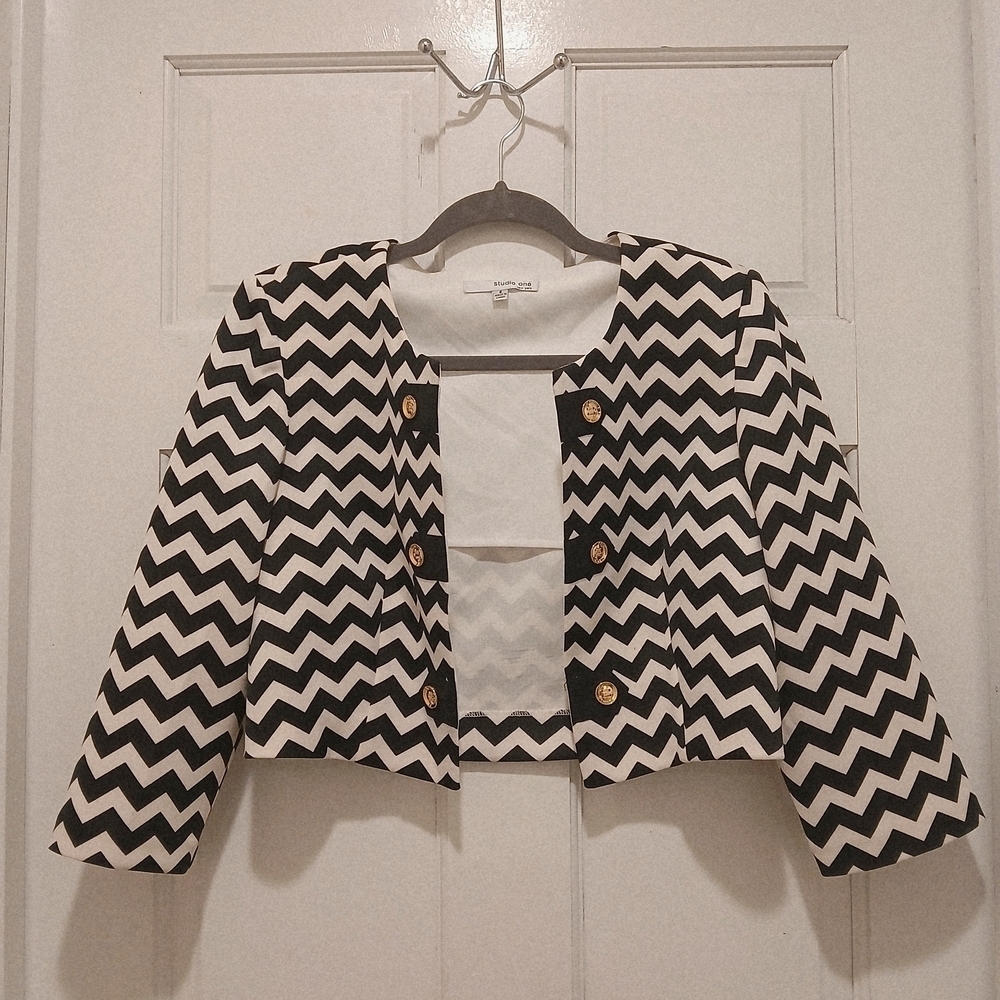 Studio One Black and White Chevron   3/4 Sleeve  Shrug